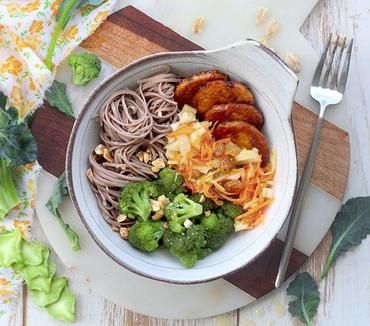 Veggie Bowl aux nouilles soba et cacahuètes Veggie Bowl aux nouilles soba et cacahuètes