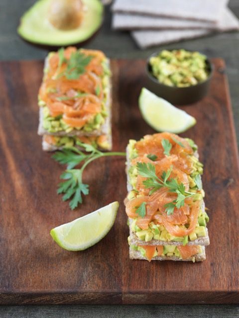 Mille-feuille de tartines croquantes au saumon et avocat Mille-feuille de tartines croquantes au saumon et avocat